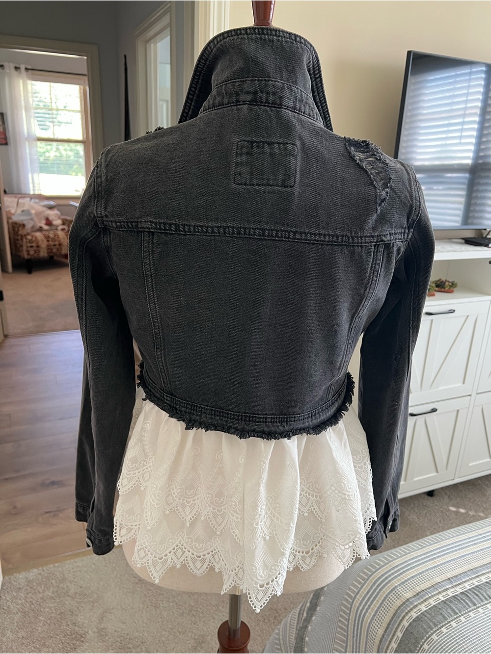 Forever 21 Black Distressed Cropped Denim Jacket with Embroidered Patch - Picture 3 of 7